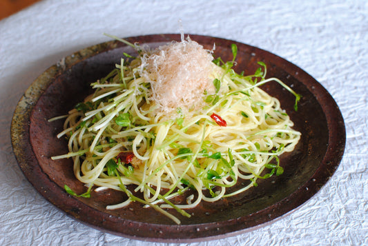 絹花と豆苗のペペロンチーノ
